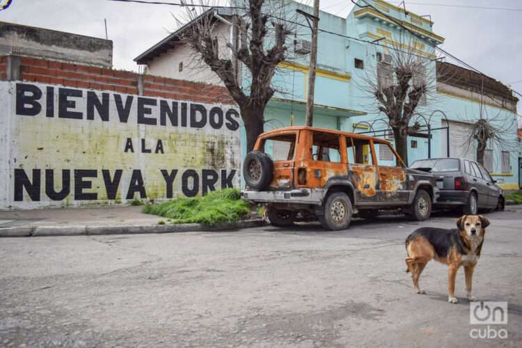 Inicio de la calle Nueva York de Berisso, en Argentina. Foto: Kaloian.