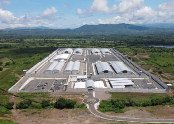 El Centro de Confinamiento del Terrorismo (Cecot), en Tecoluca, El Salvador, que alberga a migrantes deportados de Estados Unidos acusados de ser miembros del Tren de Aragua. Foto: EFE/Rodrigo Sura.