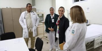 La presidenta de México Claudia Sheinbaum con médicos cubanos en Sonora, México. Foto: Embajada de Cuba en México.