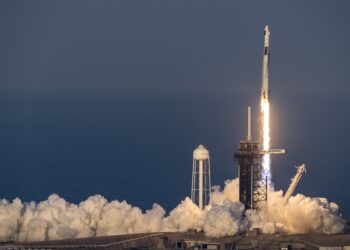 Despegue de la misión de la Crew-10, integrada por la comandante Anne McClain y la piloto Nichole Ayers, ambas de la NASA; el japonés Takuya Onishi, de la agencia JAXA, y el cosmonauta ruso Kirill Peskov, de Roscosmoshe, en el Centro Espacial Kennedy. Foto: EFE/ Cristobal Herrera-Ulashkevich.