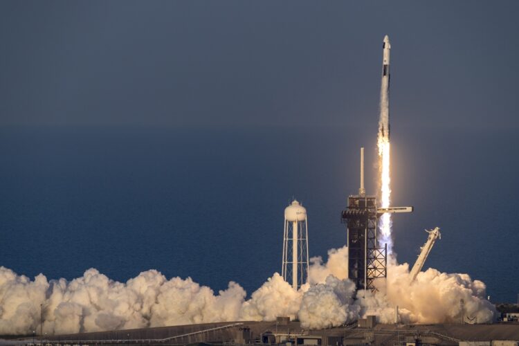 Despegue de la misión de la Crew-10, integrada por la comandante Anne McClain y la piloto Nichole Ayers, ambas de la NASA; el japonés Takuya Onishi, de la agencia JAXA, y el cosmonauta ruso Kirill Peskov, de Roscosmoshe, en el Centro Espacial Kennedy. Foto: EFE/ Cristobal Herrera-Ulashkevich.