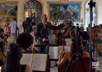 El maestro Guido López-Gavilán dirige la Orquesta de Cámara Música Eterna durante un concierto por los 30 de la agrupación en la Sala Ignacio Cervantes, de La Habana. Foto: Otmaro Rodríguez.