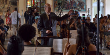 El maestro Guido López-Gavilán dirige la Orquesta de Cámara Música Eterna durante un concierto por los 30 de la agrupación en la Sala Ignacio Cervantes, de La Habana. Foto: Otmaro Rodríguez.