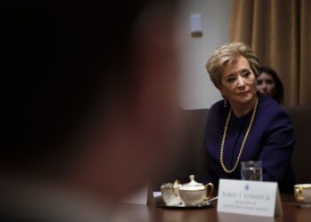 Linda McMahon en la primera reunión de Gabinete de Donald Trump, el 26 febrero de 2025. Foto: AL DRAGO/ EFE/EPA/POOL.