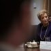 Linda McMahon en la primera reunión de Gabinete de Donald Trump, el 26 febrero de 2025. Foto: AL DRAGO/ EFE/EPA/POOL.