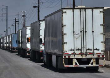 Camiones en su camino hacia EEUU mediante el puente internacional Zaragoza, Ciudad Juárez. Foto: EFE/Luis Torres.