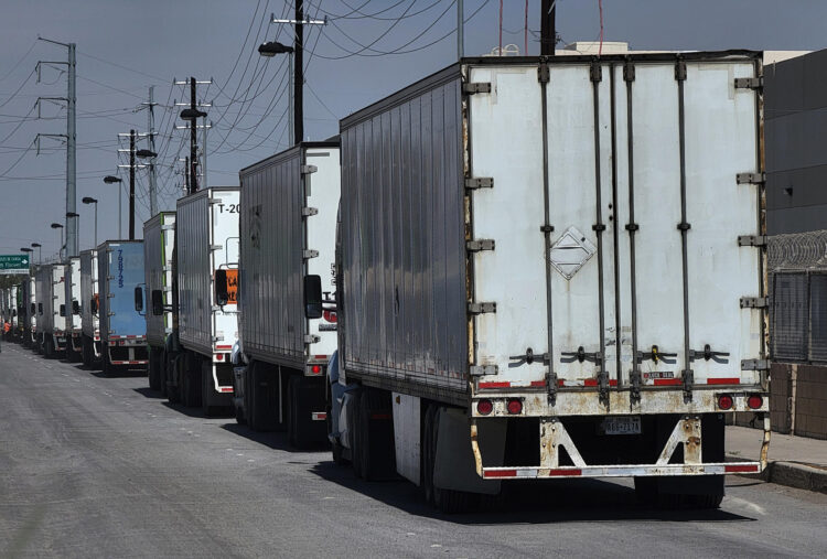 Camiones en su camino hacia EEUU mediante el puente internacional Zaragoza, Ciudad Juárez. Foto: EFE/Luis Torres.