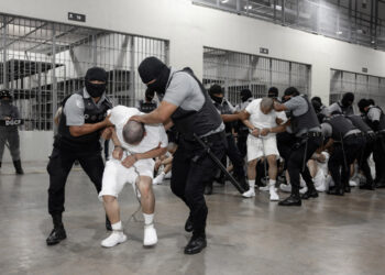 Guardias del Centro de Confinamiento del Terrorismo (Cecot) trasladando a supuestos miembros de la banda criminal conocida como Tren de Aragua, el domingo en Tecoluca. El Salvador. Foto:  Presidencia de El Salvador.