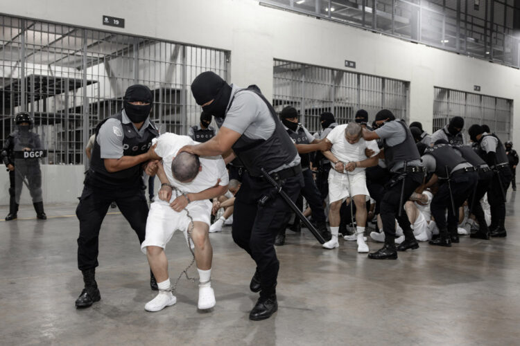 Guardias del Centro de Confinamiento del Terrorismo (Cecot) trasladando a supuestos miembros de la banda criminal conocida como Tren de Aragua, el domingo en Tecoluca. El Salvador. Foto:  Presidencia de El Salvador.