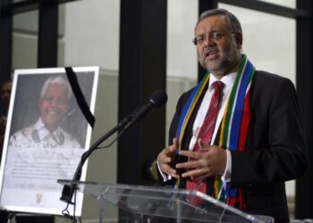 Ebrahim Rasool, embajador de Sudáfrica en Estados Unidos. Foto: EFE/EPA/SHAWN THEW.