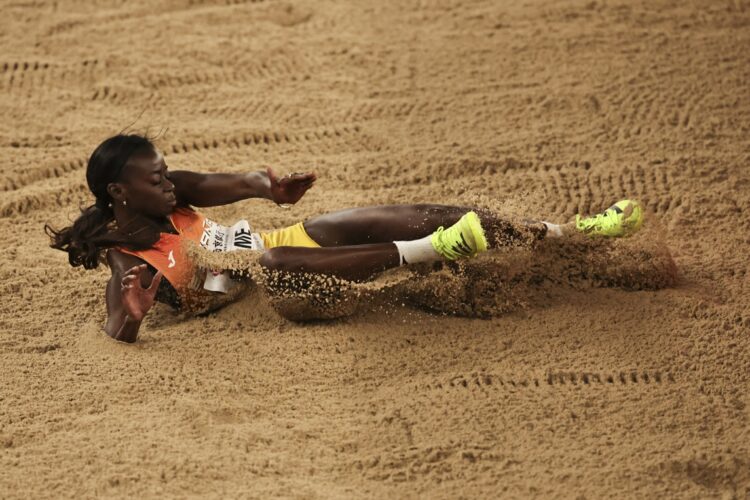 La española Fatima Diame, entrenada por el cubano Iván Pedroso, ganó la medalla de bronce en el Mundial bajo techo de Nanjing. Foto: Andrés Martínez Casares/EFE/EPA.