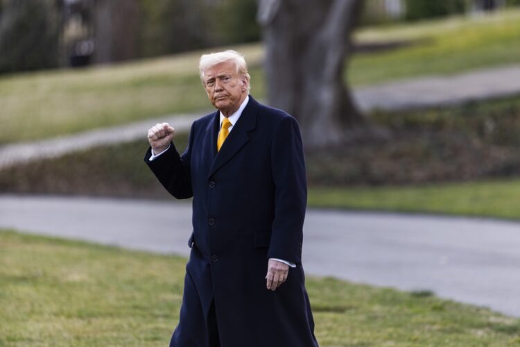 Donald Trump saliendo para Florida el pasado 7 de marzo. Foto: EFE/EPA/JIM LO SCALZO