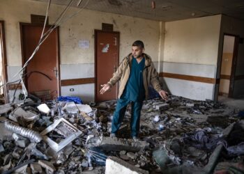 El doctor palestino Marwan al-Hams, reacciona mientras inspecciona los daños dentro del edificio quirúrgico del Hospital Nasser, un día después de que este fuera blanco de ataques israelíes.Foto: EFE/EPA/HAITHAM IMAD.
Enviar comentarios