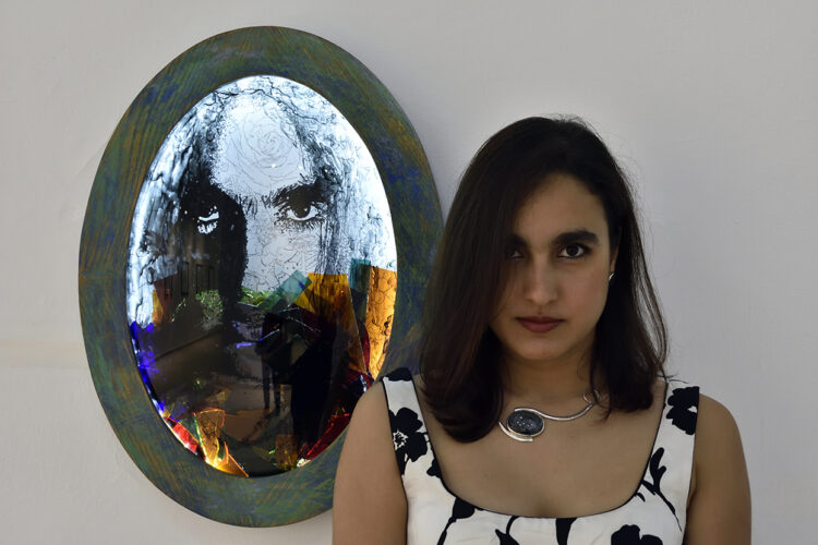 Con la obra “El retrato oval”, 2019. Madera, vidrio, pintura vitral, impresión digital en vinilo adhesivo, luces LED, 60 x 45 x 4,5 cm. Foto: Cortesía de la entrevistada.