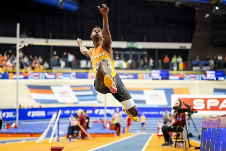 Lester Lescay durante la competencia masculina de salto de longitud en el Campeonato Europeo de pista cubierta en Apeldoorn, Países Bajos. Foto: Robin van Lonkhuijsen/EFE/EPA.