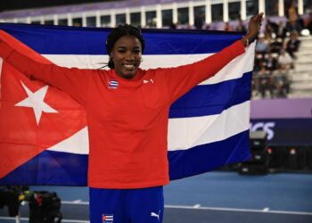 Leyanis Perez celebra su victoria en el triple salto del Mundial bajo techo que se desarrolla en Nanjing, China. Foto: Andrés Martínez Casares/EFE/EPA.