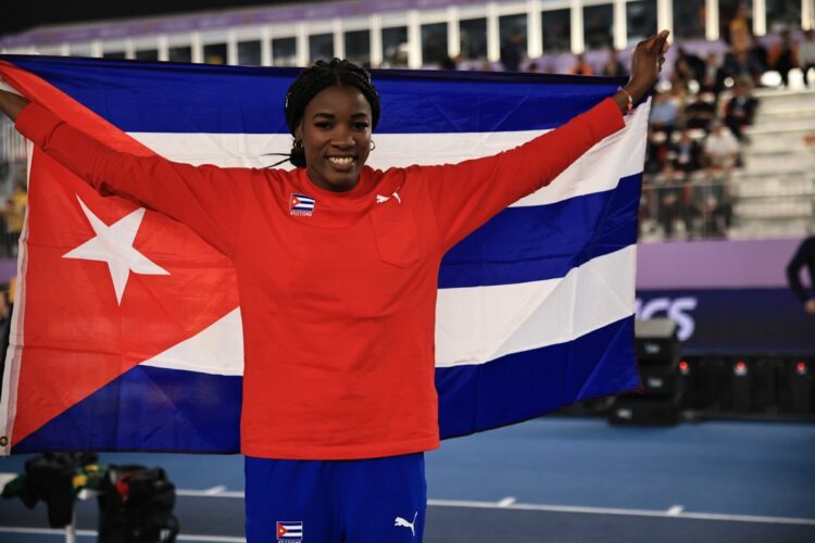 Leyanis Perez celebra su victoria en el triple salto del Mundial bajo techo que se desarrolla en Nanjing, China. Foto: Andrés Martínez Casares/EFE/EPA.