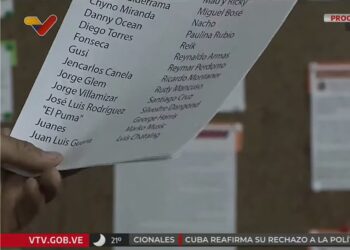 Diosdado Cabello sostiene lista de artistas que tienen prohibida la entrada a Venezuela durante el programa "Con el mazo dando". Foto: Captura Youtube.