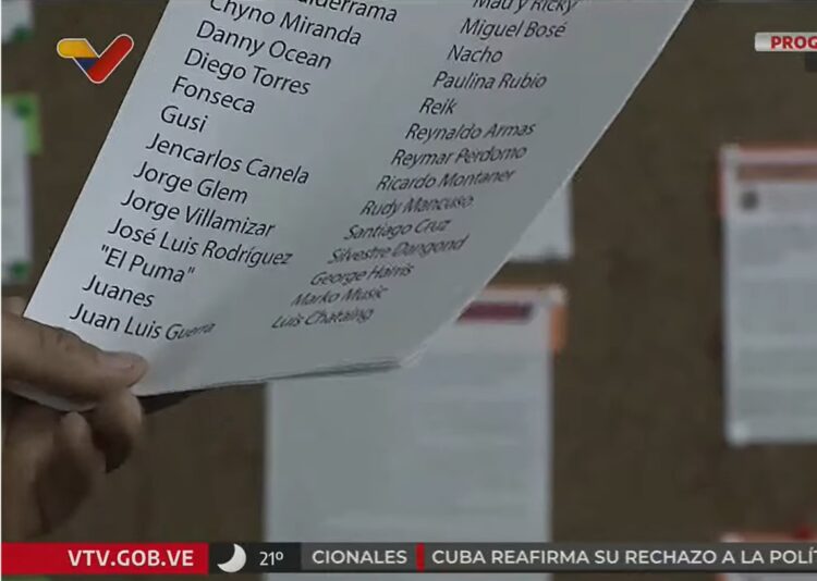 Diosdado Cabello sostiene lista de artistas que tienen prohibida la entrada a Venezuela durante el programa "Con el mazo dando". Foto: Captura Youtube.