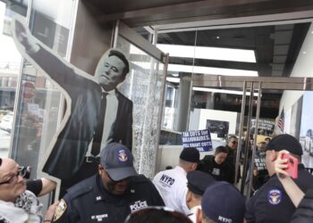 Una protesta contra Elon Musk en la sala de exposiciones de Tesla en el Meatpacking District en Nueva York. EFE/EPA/SARAH YENESEL.