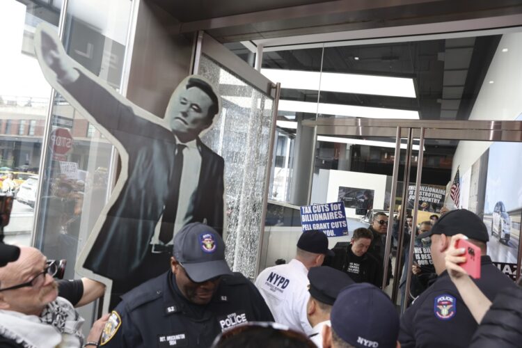 Una protesta contra Elon Musk en la sala de exposiciones de Tesla en el Meatpacking District en Nueva York. EFE/EPA/SARAH YENESEL.