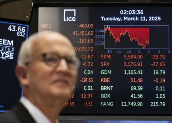 Una pantalla muestra el promedio industrial Dow Jones en la Bolsa de Nueva York el 11 de marzo de 2025. Los principales índices bursátiles han reaccionado en los últimos días a las declaraciones de Trump sobre el aumento de aranceles a las importaciones de bienes de Canadá y México. Foto: EFE/EPA/JUSTIN LANE.