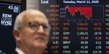 Una pantalla muestra el promedio industrial Dow Jones en la Bolsa de Nueva York el 11 de marzo de 2025. Foto: EFE/EPA/JUSTIN LANE.