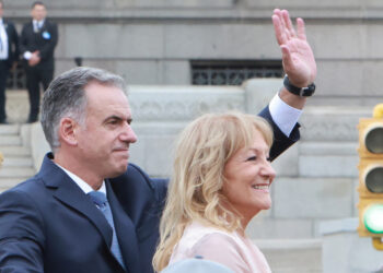 El presidente de Uruguay, Yamandú Orsi (i), saluda junto a la vicepresidenta Carolina Cosse durante su recorrido por las calles para la ceremonia de traspaso de la Banda Presidencial en la Plaza Independencia en Montevideo. Foto: Gastón Britos / EFE.