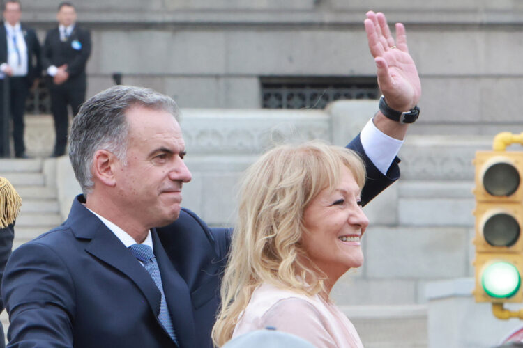 El presidente de Uruguay, Yamandú Orsi (i), saluda junto a la vicepresidenta Carolina Cosse durante su recorrido por las calles para la ceremonia de traspaso de la Banda Presidencial en la Plaza Independencia en Montevideo. Foto: Gastón Britos / EFE.