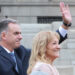 El presidente de Uruguay, Yamandú Orsi (i), saluda junto a la vicepresidenta Carolina Cosse durante su recorrido por las calles para la ceremonia de traspaso de la Banda Presidencial en la Plaza Independencia en Montevideo. Foto: Gastón Britos / EFE.