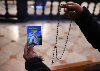 Una mujer muestra una imagen del papa Francisco junto a un rosario durante una jornada de oración para pedir por la salud del sumo pontífice en una iglesia en La Paz (Bolivia). Foto: EFE/ Luis Gandarillas.