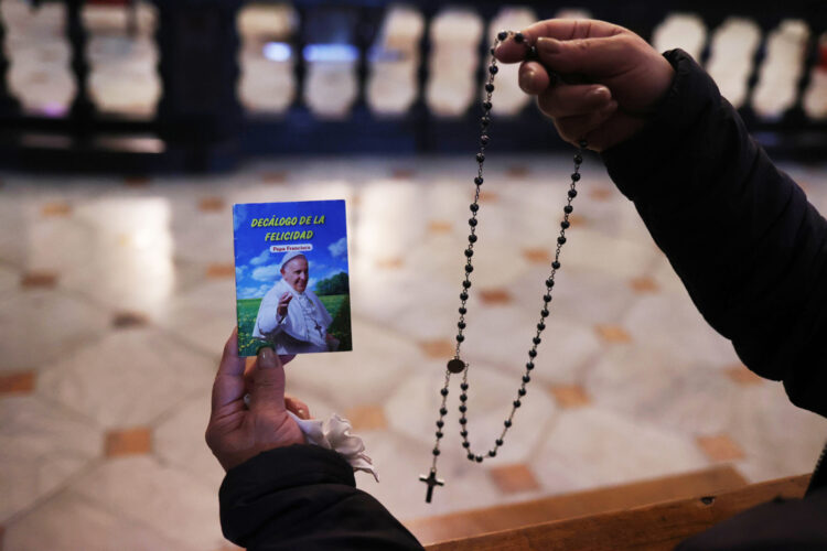 Una mujer muestra una imagen del papa Francisco junto a un rosario durante una jornada de oración para pedir por la salud del sumo pontífice en una iglesia en La Paz (Bolivia). Foto: EFE/ Luis Gandarillas.