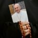 Una monja sostiene una imagen del papa Francisco y un rosario mientras los fieles asisten a una oración por su salud en la Plaza de San Pedro en la Ciudad del Vaticano. Foto: EFE/EPA/ALESSANDRO DI MEO.