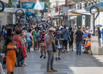 Personas caminan por el Boulevard de San Rafael, en La Habana. Foto: EFE/ Ernesto Mastrascusa.