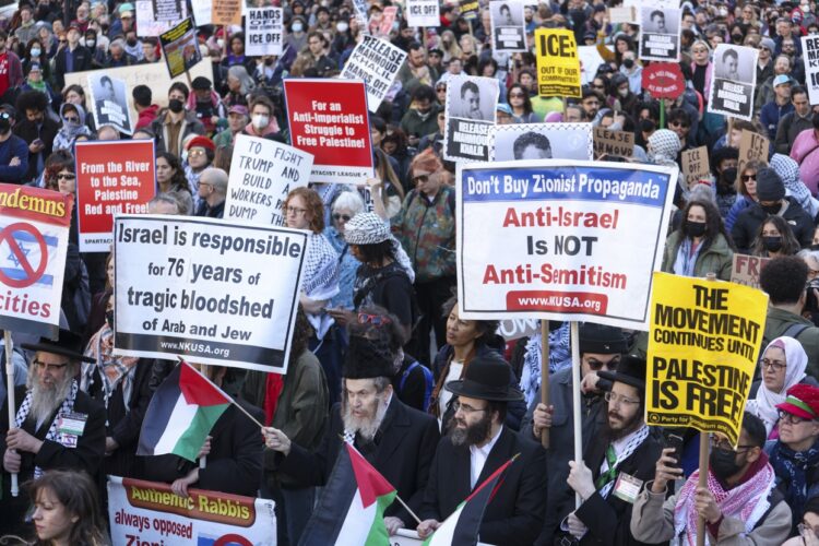 Manifestantes cerca de una oficina del Servicio de Inmigración y Control de Aduanas de Nueva York protestando por el arresto del graduado de la Universidad de Columbia y activista palestino Mahmoud Khalil. Foto: EFE/EPA/SARAH YENESEL.