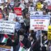 Manifestantes cerca de una oficina del Servicio de Inmigración y Control de Aduanas de Nueva York protestando por el arresto del graduado de la Universidad de Columbia y activista palestino Mahmoud Khalil. Foto: EFE/EPA/SARAH YENESEL.