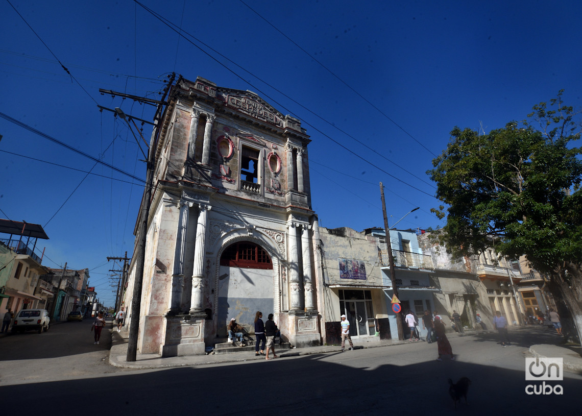 Antiguo Teatro Céspedes, en la localidad habanera de Regla. Foto: Otmaro Rodríguez.