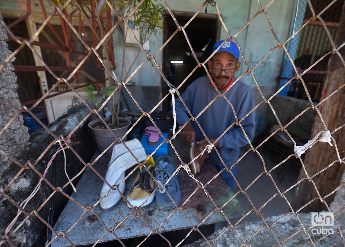 Un zapatero realiza su labor en la localidad habanera de Regla. Foto: Otmaro Rodríguez.