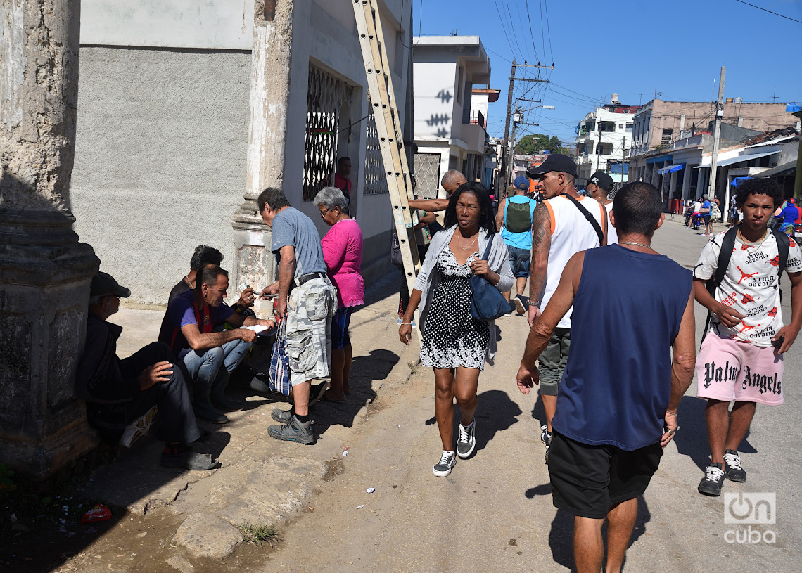 Personas en una calle de Regla. Foto: Otmaro Rodríguez.