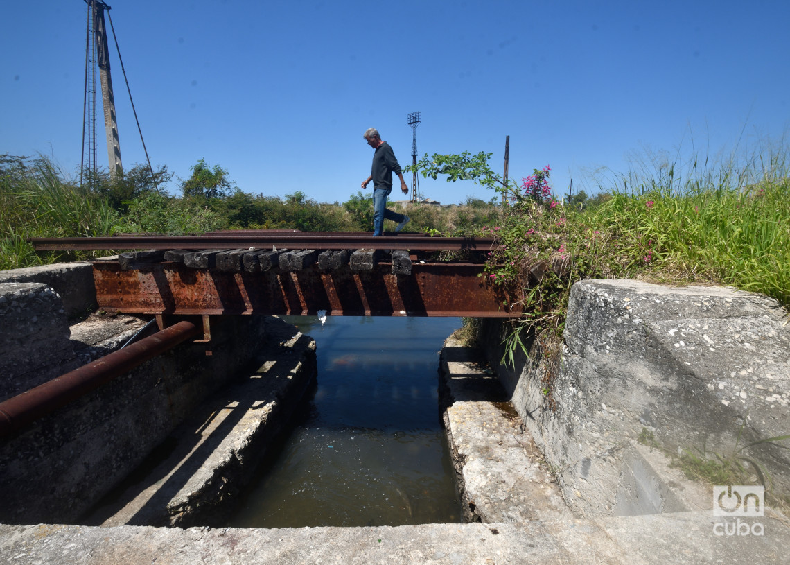 Línea de ferrocarril sobre el río Tadeo, en Regla. Foto: Otmaro Rodríguez.