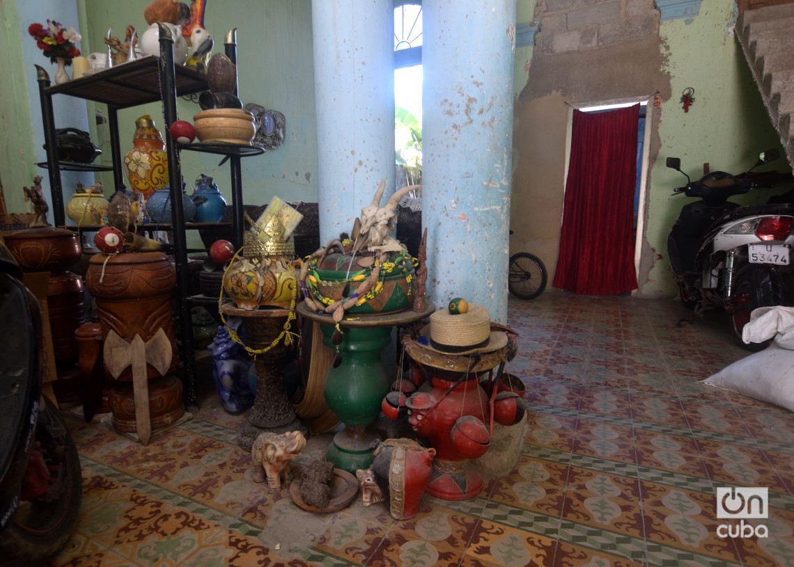 Altar religioso afrocubano en Regla. Foto: Otmaro Rodríguez.