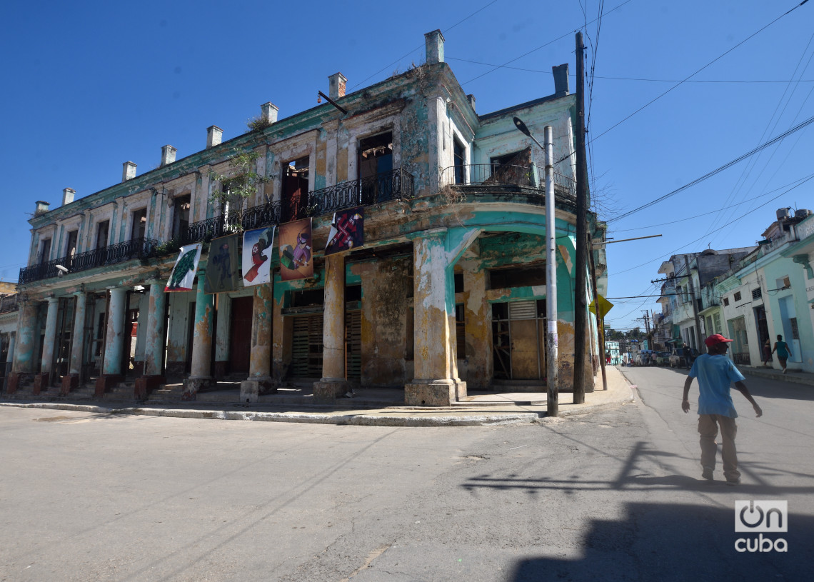 En este inmueble se encontraba una famosa pizzería de Regla. Foto: Otmaro Rodríguez.