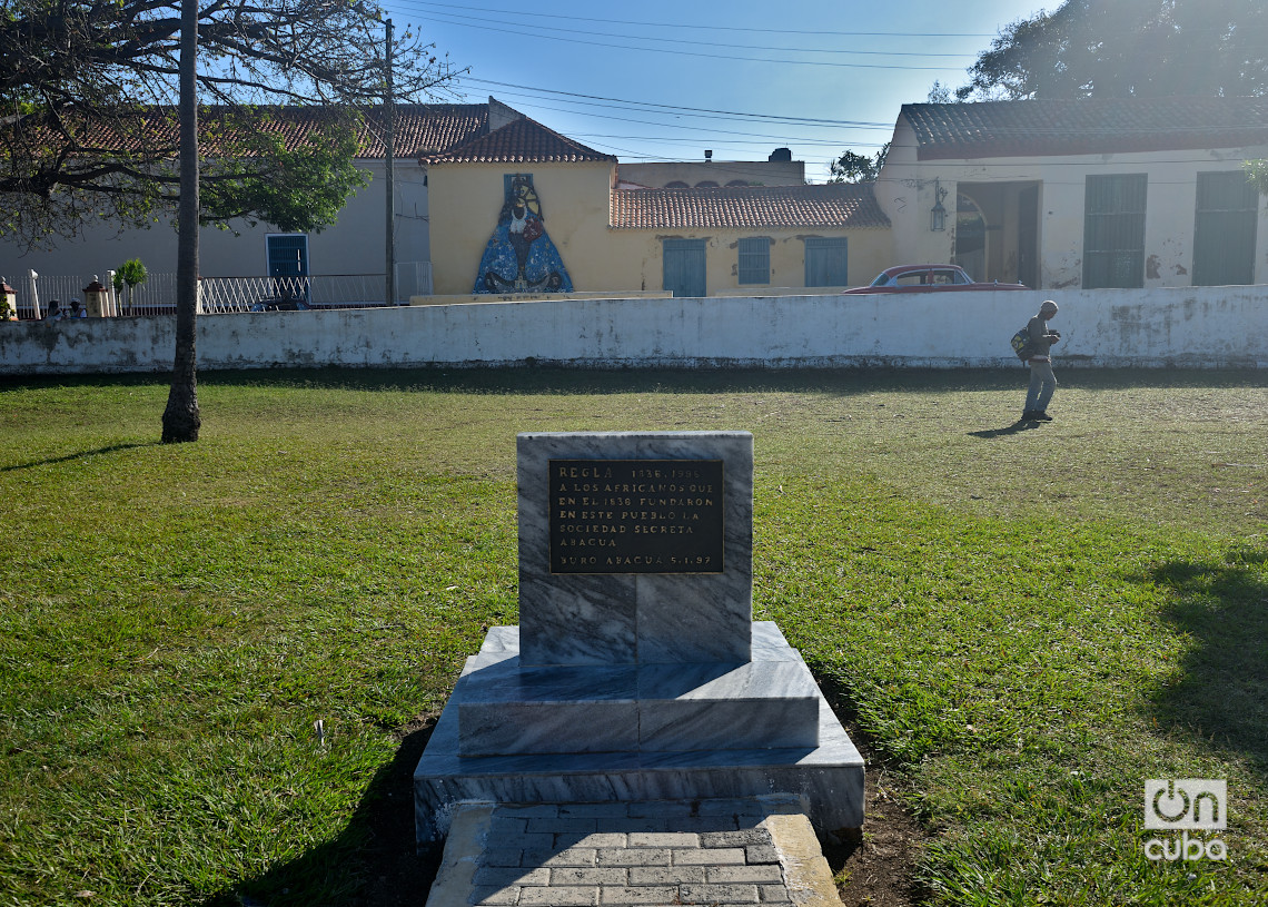 Monumento a los africanos que fundaron la sociedad secreta Abakuá, en Regla. Foto: Otmaro Rodríguez.