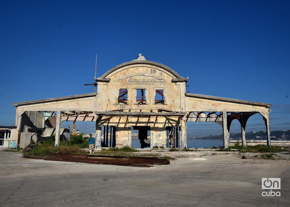 Viejo embarcadero de la lanchita de Regla. Foto: Otmaro Rodríguez.