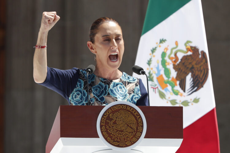 La presidenta de México, Claudia Sheinbaum, habla en una asamblea pública el domingo 9 de marzo de 2025, en el Zócalo de la Ciudad de México. Foto: Mario Guzmán / EFE.