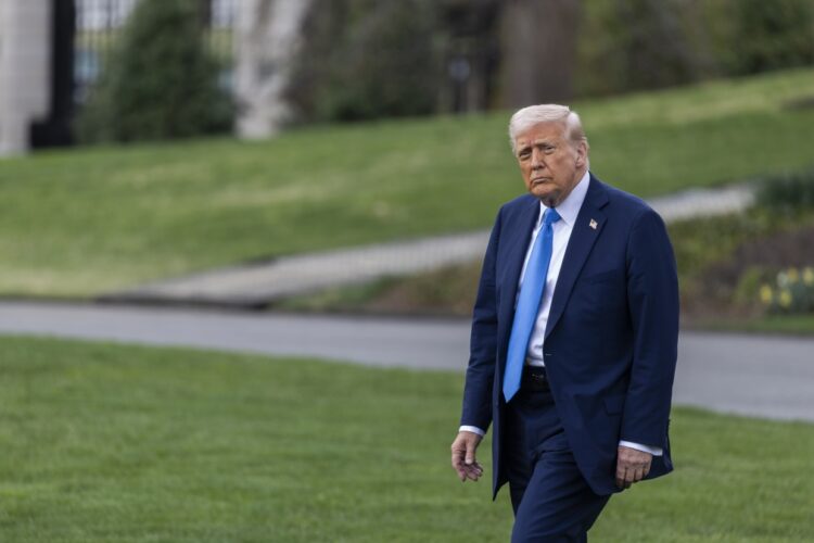 El presidente Trump sale del Despacho Oval para abordar el Marine One en el Jardín Sur de la Casa Blanca. Foto: EFE/EPA/SHAWN THEW.