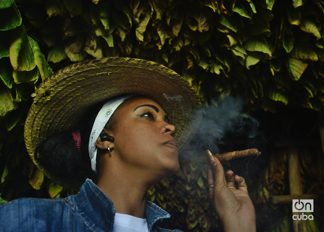 Una joven fuma un puro en una casa de tabaco en San Juan y Martínez, Pinar del Río. Foto: Otmaro Rodríguez.