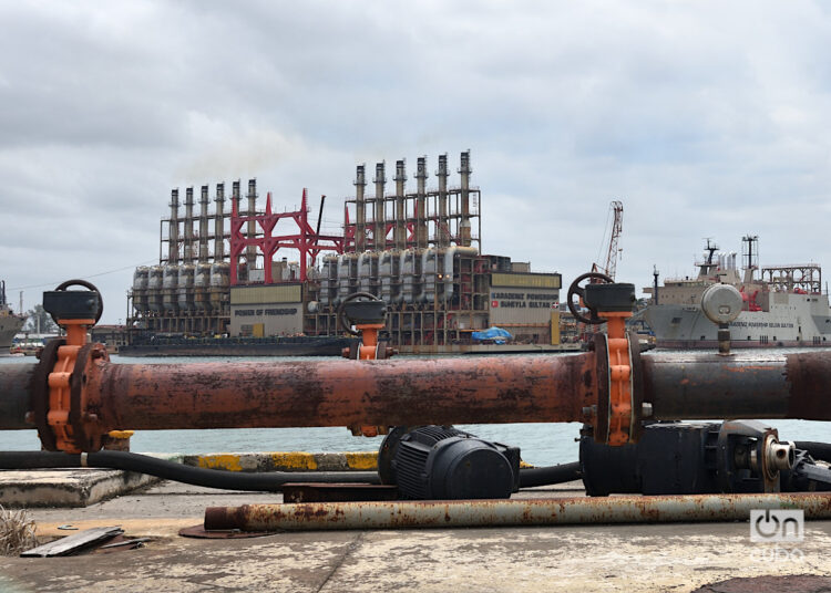 Central flotante turca (patana) en la bahía de La Habana. Foto: Otmaro Rodríguez.