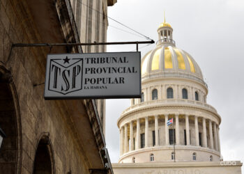 Sede del Tribunal Provincial de La Habana. Detrás, el Capitolio Nacional, sede del parlamento cubano. Foto: Otmaro Rodríguez.