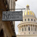 Sede del Tribunal Provincial de La Habana. Detrás, el Capitolio Nacional, sede del parlamento cubano. Foto: Otmaro Rodríguez.